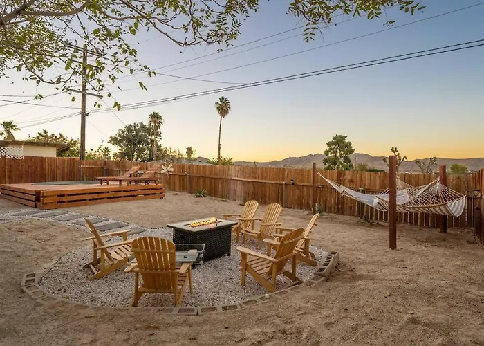 Palm Vista Retreat *Hot Tub/Cowboy Pool/Hammocks*