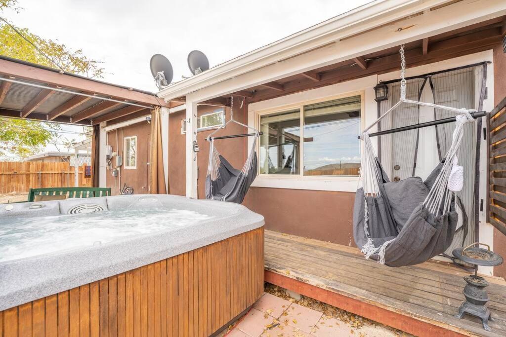 Palm Vista Retreat *hot Tub/cowboy Pool/hammocks* Holiday home Joshua Tree
